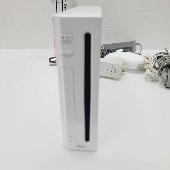 Nintendo Wii System Console (RVL-001) Controller Nunchuck Cords and 3 Games - Picture 7 of 11